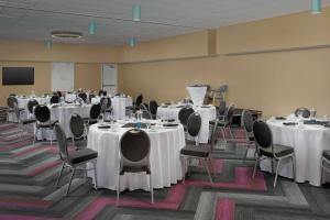 Tru By Hilton Orlando Convention Center的电视和/或娱乐中心