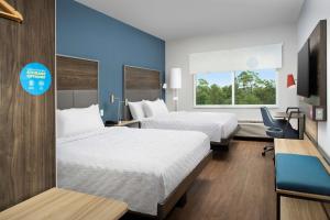 Tru By Hilton Orlando Convention Center客房内的一张或多张床位