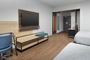Tru By Hilton Orlando Convention Center的电视和/或娱乐中心