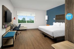 Tru By Hilton Orlando Convention Center的电视和/或娱乐中心