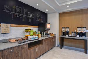 een restaurant met een bar met eten erop bij Hampton Inn & Suites Tampa Riverview in Tampa