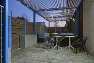 a patio with chairs and a table on a building at Tru By Hilton Austin Airport, Tx in Austin