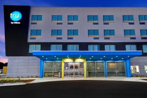 a rendering of a tru hotel at night at Tru By Hilton West Memphis, Ar in West Memphis
