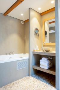 W łazience znajduje się umywalka, wanna i lustro. w obiekcie Villa Fabulite w mieście Antibes