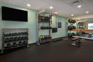een kamer met een fitnessruimte met een televisie en gewichten bij Tru By Hilton West Memphis, Ar in West Memphis