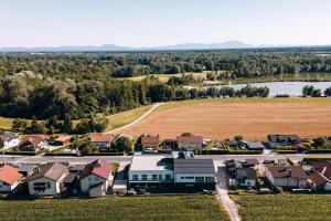 una vista aerea di una piccola città con un campo di Postcard Country Apartments 