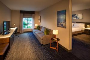 Телевизор и/или развлекательный центр в Hilton Garden Inn Redmond Town Center, Wa