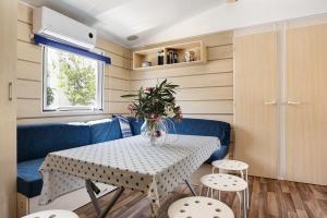een woonkamer met een tafel en een blauwe bank bij Mobile Home Maria Marta in Barbate