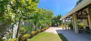 una casa con un passaggio pedonale accanto a una recinzione di Mirka's Guest House a Isola di Bantayan