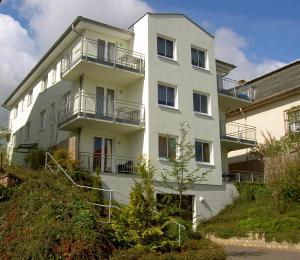 een wit gebouw met balkons aan de zijkant bij Haus Ferienidyll in Ahlbeck