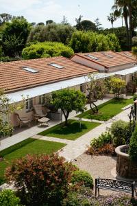 uma vista sobre um jardim com um pátio em Villa Fabulite em Antibes