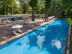 an overhead view of a swimming pool with chairs and umbrellas at Taj Exotica Resort & Spa, Andamans in Havelock Island