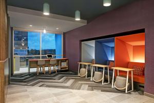 Tru By Hilton Knoxville West Turkey Creek的休息区