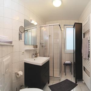 een badkamer met een wastafel, een douche en een toilet bij Haus Ferienidyll in Ahlbeck