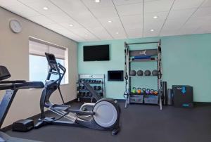 une salle de sport avec tapis de course et poids dans l'établissement Tru By Hilton Knoxville West Turkey Creek, à Knoxville