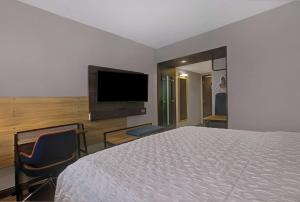 Tru By Hilton Knoxville West Turkey Creek的电视和/或娱乐中心
