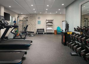 un gimnasio con cintas de correr y máquinas en una habitación en Home2 Suites By Hilton Jackson/Pearl, Ms en Pearl