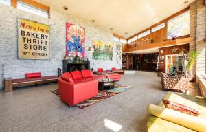 uma sala de estar com mobiliário vermelho e uma parede de tijolos em Wiseacre Estate em Norfolk