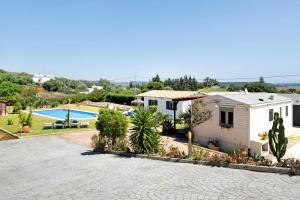 een villa met een zwembad en een huis bij Mobile Home Maria Marta in Barbate