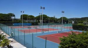 Tenis alebo squash v ubytovaní Appartement spacieux-tout équipé-6 personnes alebo jeho okolí