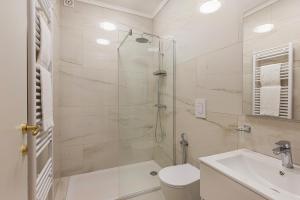 Koupelna v ubytování Emerald Suites + 26 fotografií