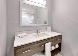 Vannituba majutusasutuses Home2 Suites By Hilton Euless Dfw West, Tx