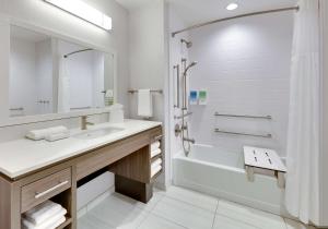 Vannituba majutusasutuses Home2 Suites By Hilton Euless Dfw West, Tx
