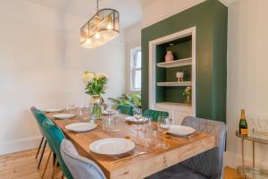 jadalnia z drewnianym stołem i krzesłami w obiekcie Otley House w mieście Cheltenham