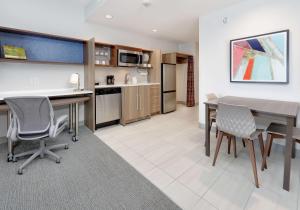Köök või kööginurk majutusasutuses Home2 Suites By Hilton Euless Dfw West, Tx