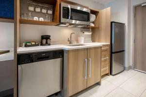 Köök või kööginurk majutusasutuses Home2 Suites By Hilton Euless Dfw West, Tx
