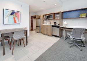 Köök või kööginurk majutusasutuses Home2 Suites By Hilton Euless Dfw West, Tx
