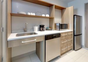 Köök või kööginurk majutusasutuses Home2 Suites By Hilton Euless Dfw West, Tx