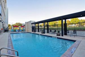 a large swimming pool in a building at Home2 Suites By Hilton Lewisville Dallas in Lewisville