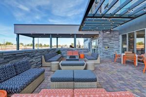 un patio avec des canapés et des tables dans un bâtiment dans l'établissement Home2 Suites By Hilton Buckeye Phoenix, à Buckeye