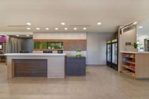 Home2 Suites By Hilton Buckeye Phoenix的厨房或小厨房