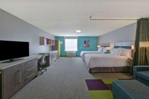 Home2 Suites By Hilton Buckeye Phoenix的电视和/或娱乐中心