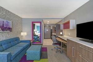 Home2 Suites By Hilton Buckeye Phoenix的电视和/或娱乐中心