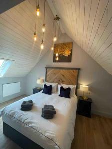 Un dormitorio con una cama con dos bolsas. en The Carriage House, en Salisbury