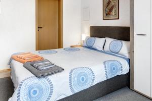 ドナウエッシンゲンにあるFerienwohnung Im Bohrerの青と白のシーツが敷かれた大きなベッドのある寝室