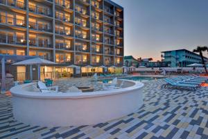 Home2 Suites Ormond Beach Oceanfront, FL内部或周边的泳池