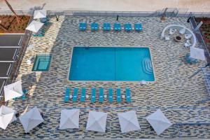 Home2 Suites Ormond Beach Oceanfront, FL内部或周边的泳池