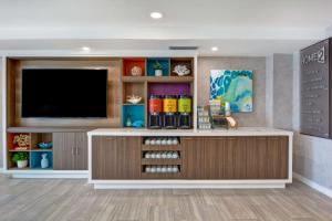 Home2 Suites Ormond Beach Oceanfront, FL的电视和/或娱乐中心