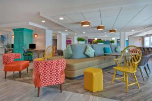 Home2 Suites Ormond Beach Oceanfront, FL的休息区