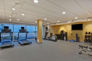 Home2 Suites Ormond Beach Oceanfront, FL的健身中心和/或健身设施
