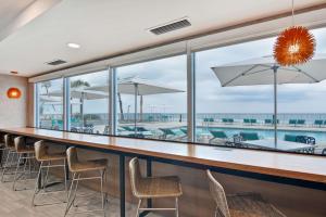 Home2 Suites Ormond Beach Oceanfront, FL餐厅或其他用餐的地方