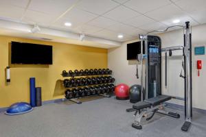 Home2 Suites Ormond Beach Oceanfront, FL的健身中心和/或健身设施