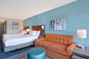 Home2 Suites Ormond Beach Oceanfront, FL客房内的一张或多张床位