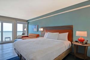 Home2 Suites Ormond Beach Oceanfront, FL客房内的一张或多张床位