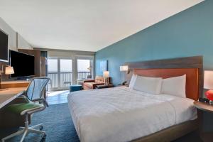 Home2 Suites Ormond Beach Oceanfront, FL客房内的一张或多张床位