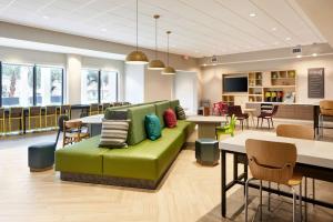 Home2 Suites By Hilton Stuart的休息区